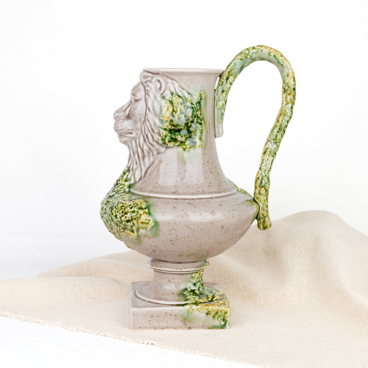 Carafe en céramique à tête de lion