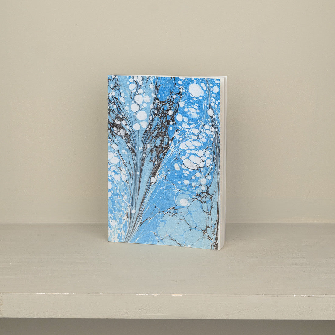 Carnet A5 en papier marbré bleu