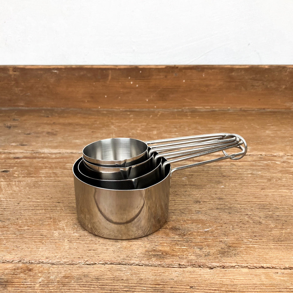 Set of 4 saucepan-style measuring cups