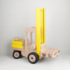 Chariot élévateur en bois Goki, jeu d'imitation jaune et naturel avec fourche mobile et palette, dès 3 ans