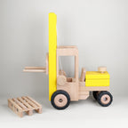 Engin de chantier en bois Goki, monte-charge jouet jaune et naturel pour jeu de manutention avec palette miniature