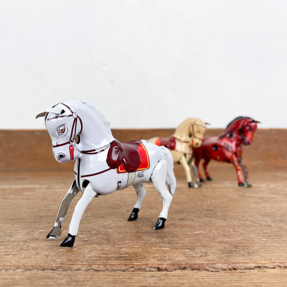 Cheval mécanique blanc