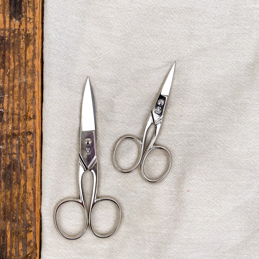 Curved nail scissors