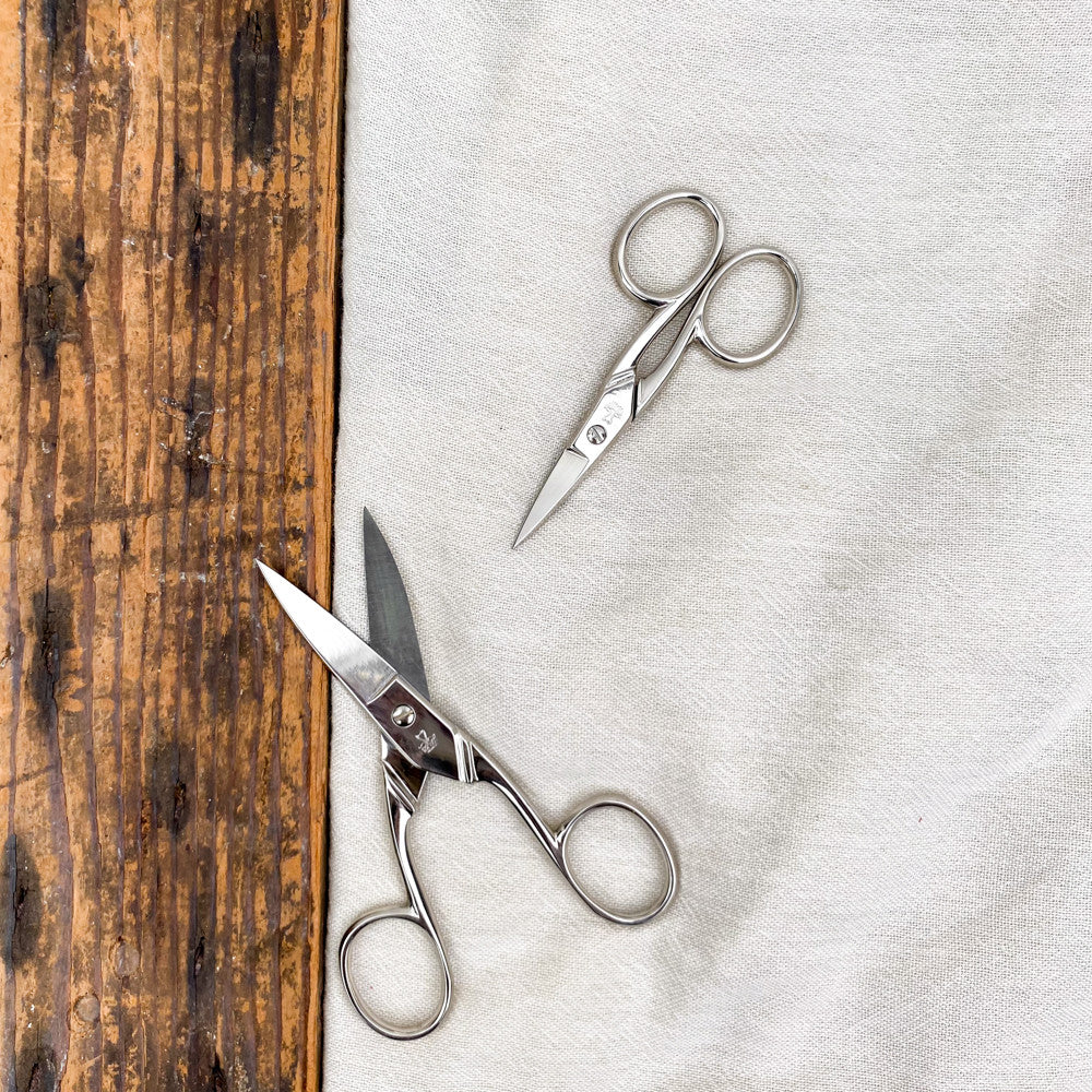 Curved nail scissors