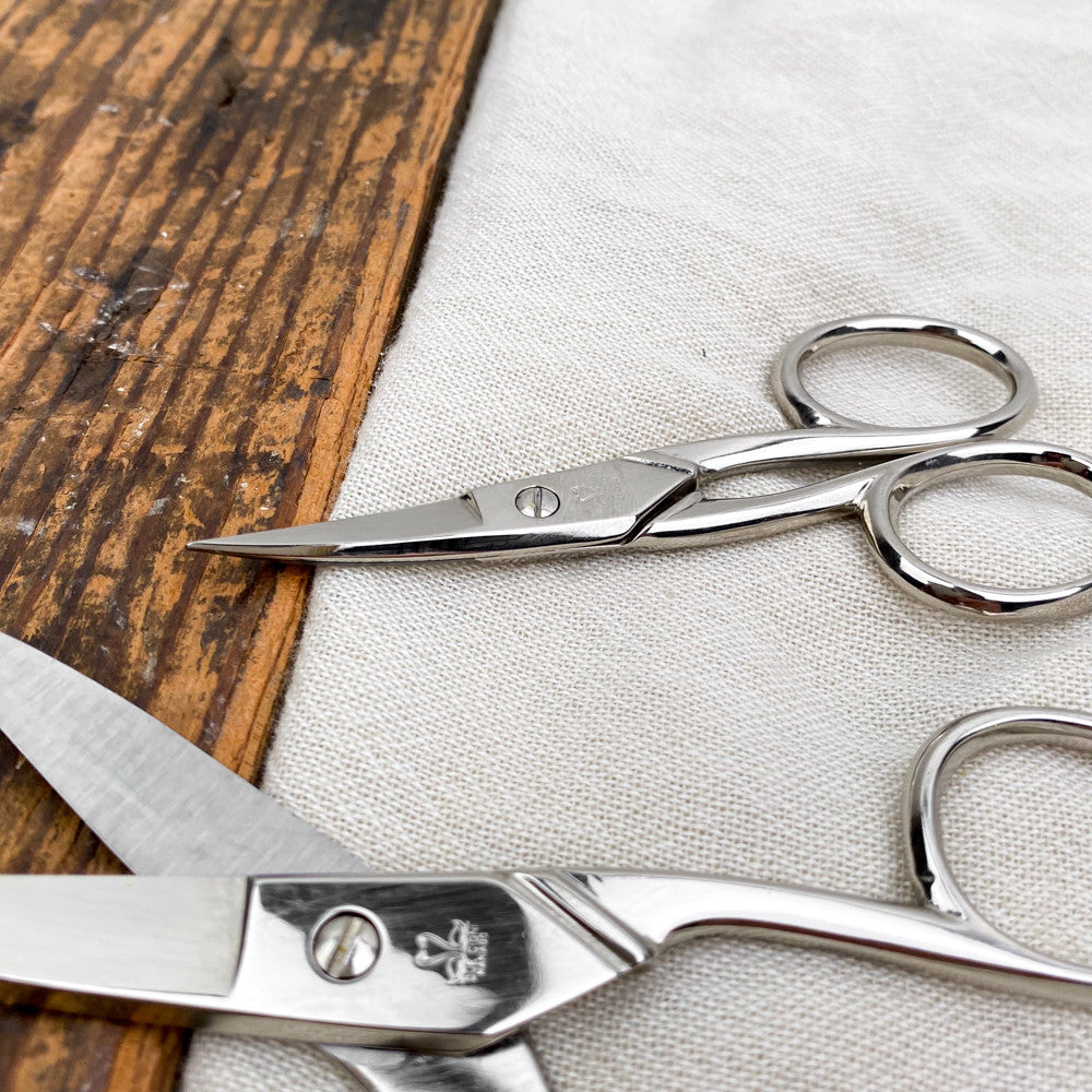 Curved nail scissors