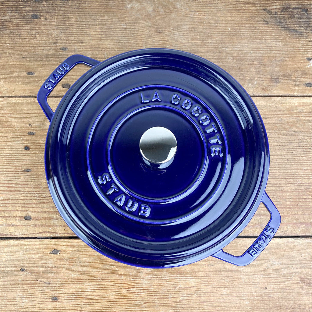 Cocotte en fonte bleu intense