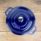 Cocotte en fonte bleu intense
