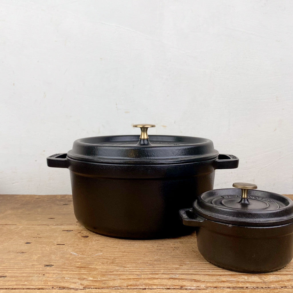 Cocotte en fonte ronde noire mate