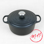 Cocotte ronde Le Creuset en fonte émaillée noire mate avec couvercle et bouton inox, fabrication française