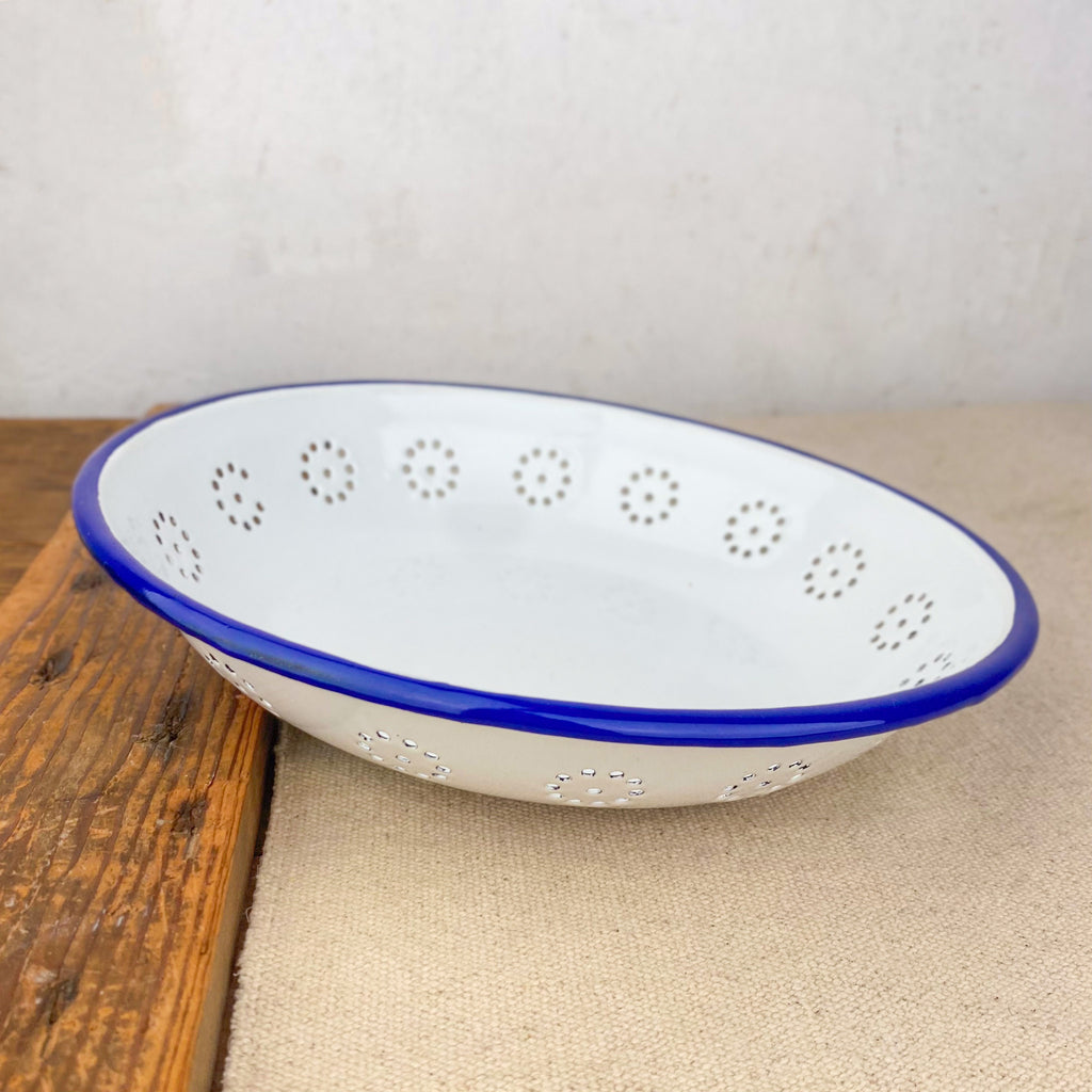 White enamel bread basket with blue rim Ø24cm