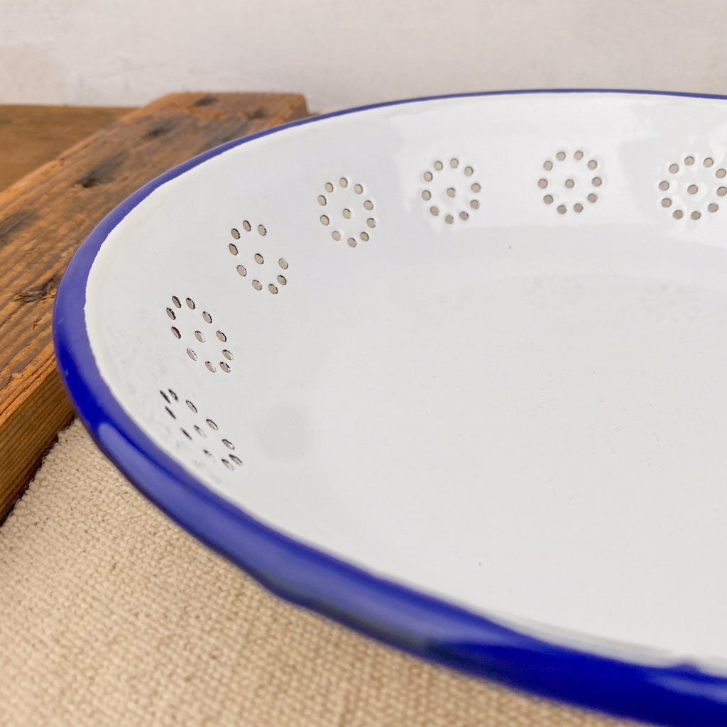 White enamel bread basket with blue rim Ø24cm