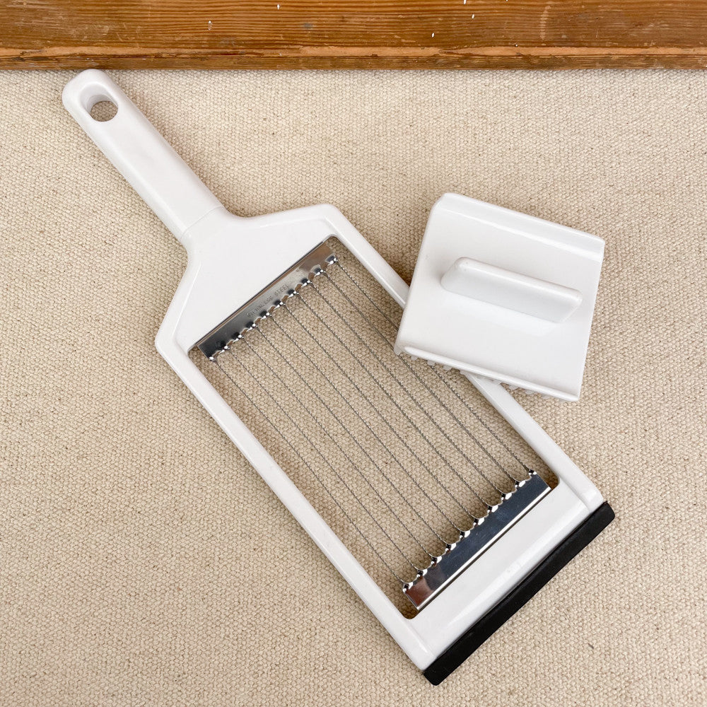 tomato slicer with pusher