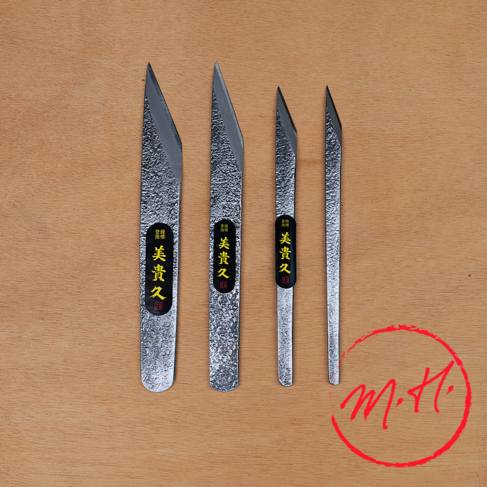 Lot de quatre couteaux kiridashi forgés et martelés Tsuchime en acier forgé, fabrication japonaise Takagi, du plus grand au plus petit