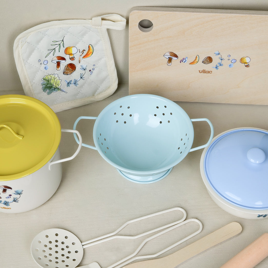 Batterie de cuisine enfant en métal émaillé bleu et jaune : marmite, égouttoir, ustensiles et planche en bois Vilac