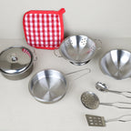Set de cuisine enfant inox 9 pièces : casserole avec couvercle, poêle, écumoire, spatule et manique rouge à carreaux