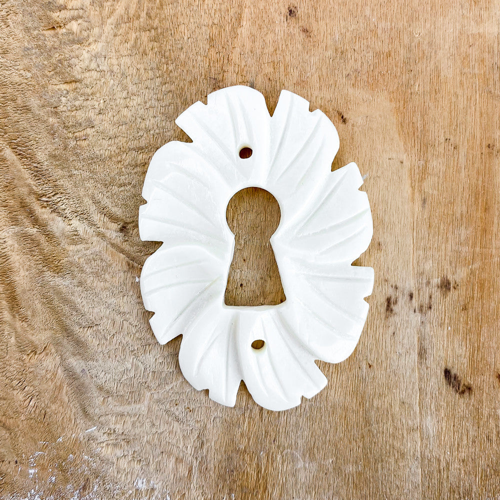 Entrée de clef en os et porcelaine