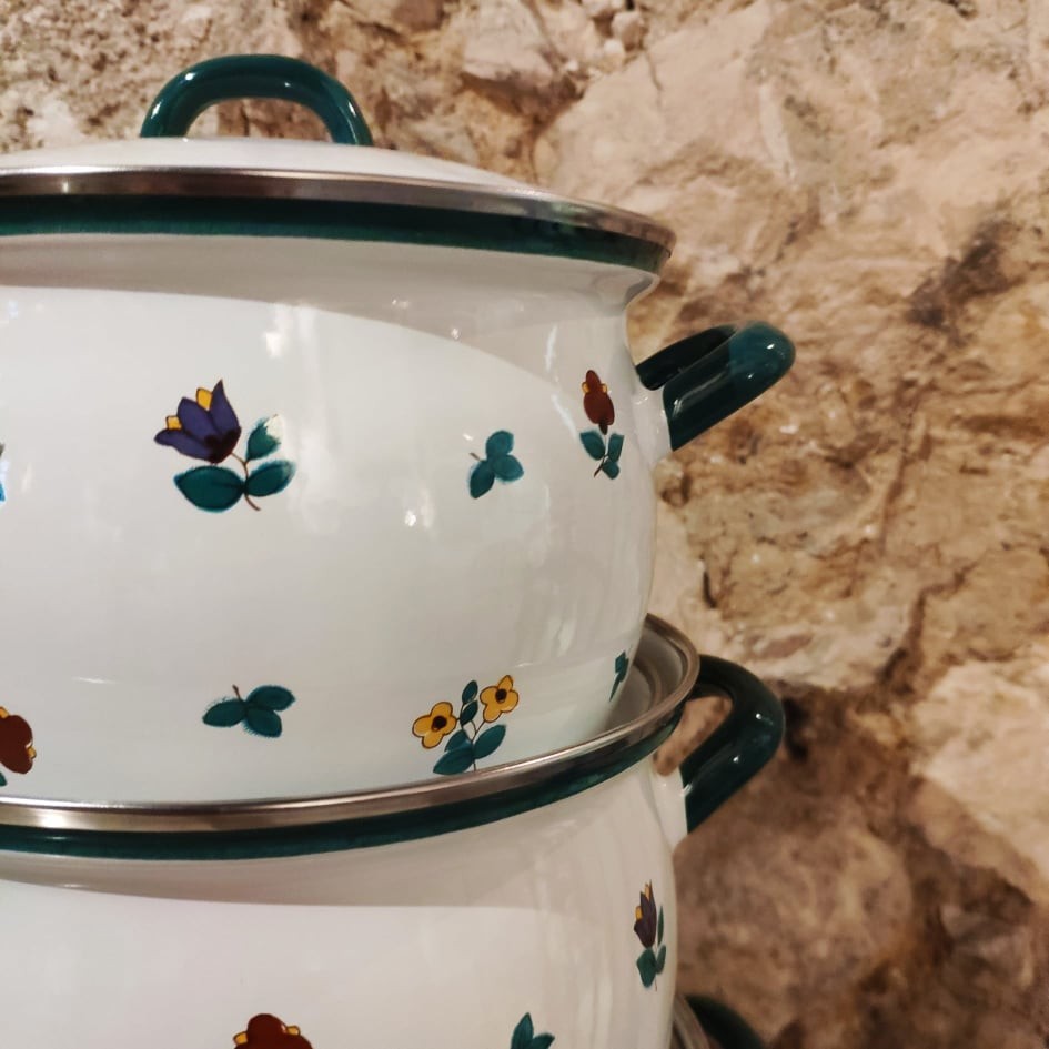 Enamelled casserole with floral design