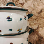 Enamelled casserole with floral design