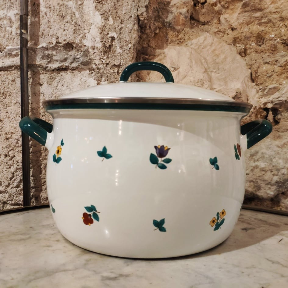 Enamelled casserole with floral design