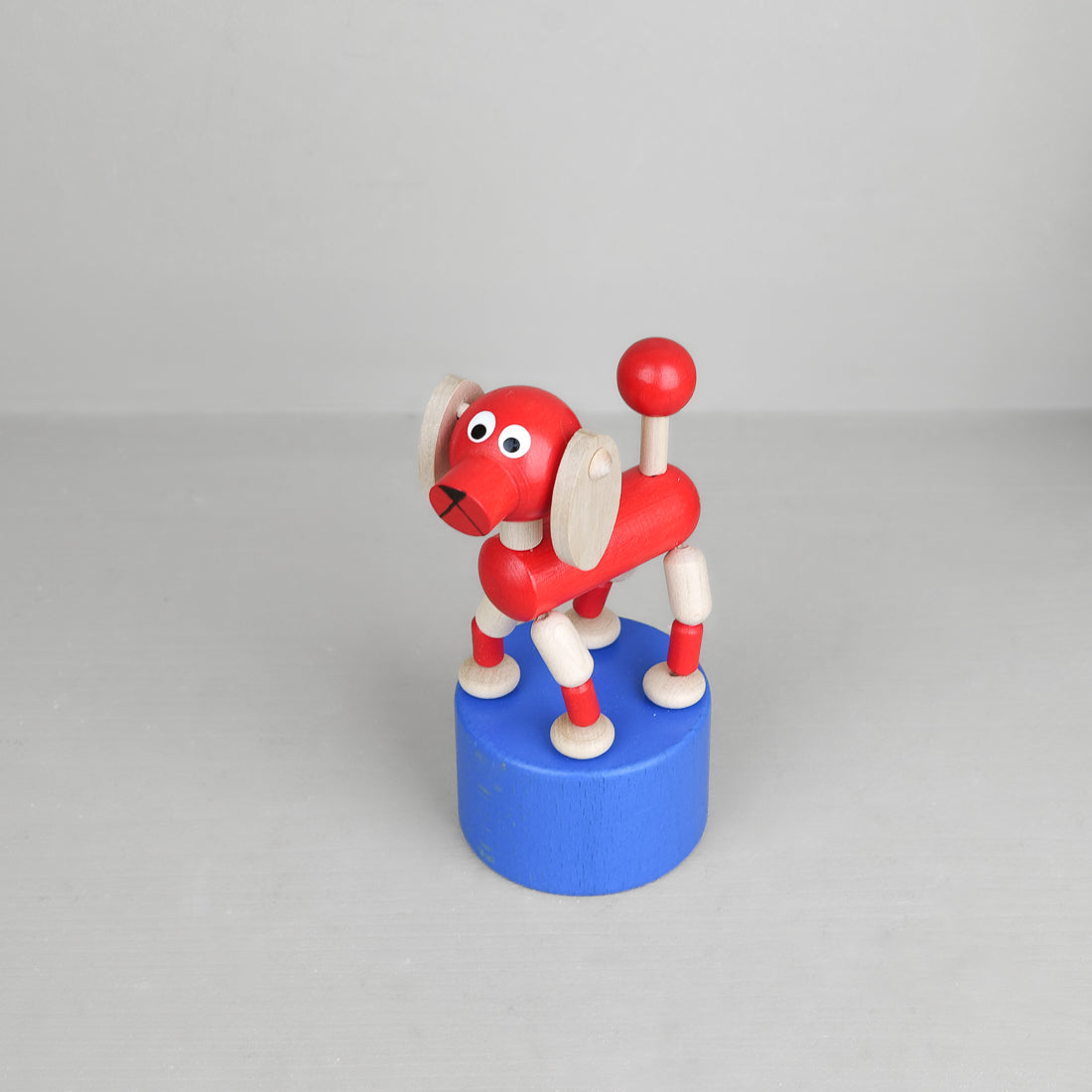 Animal articulé en bois rouge sur socle bleu, jouet d'imagination traditionnel dès 3 ans, hauteur 12 à 18 cm