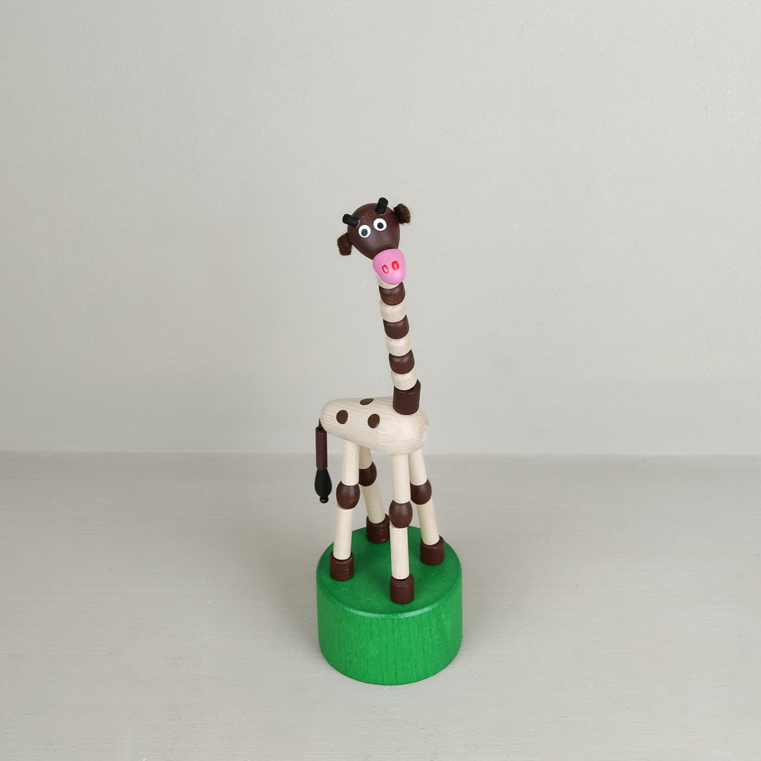 Figurine articulée en bois tachetée de marron sur socle vert, jouet mécanique dès 3 ans, Mechato, hauteur 12 à 18 cm