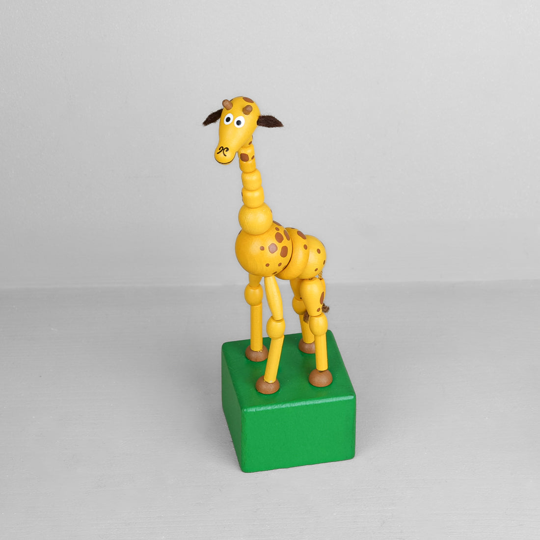 Girafe articulée en bois jaune à taches brunes, jouet d'animal sur socle vert dès 3 ans, cadeau enfant