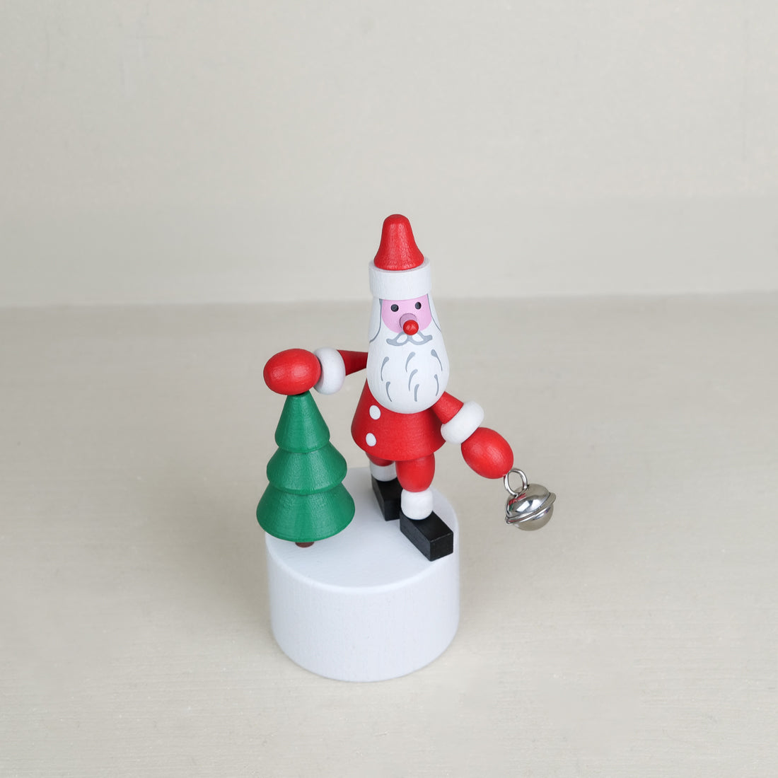 Figurine articulée de Noël en bois 12 cm, père Noël tenant un sapin et une clochette, mécanisme à pousser Mechato dès 3 ans