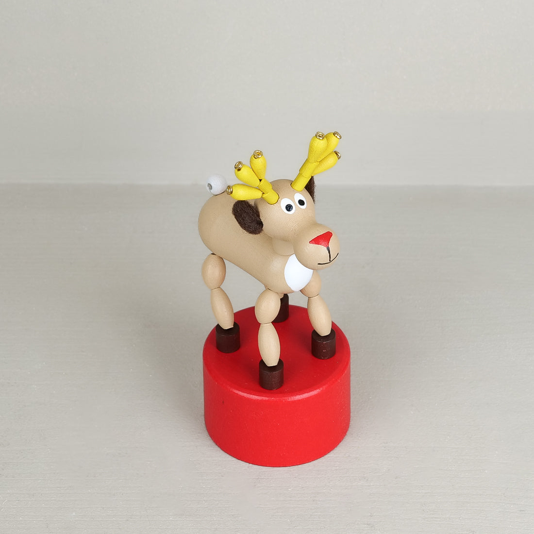 Figurine articulée de Noël en bois 12 cm à bouton poussoir Mechato, renne aux bois jaunes et nez rouge