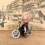 Garçon à bicyclette mécanique avec chien