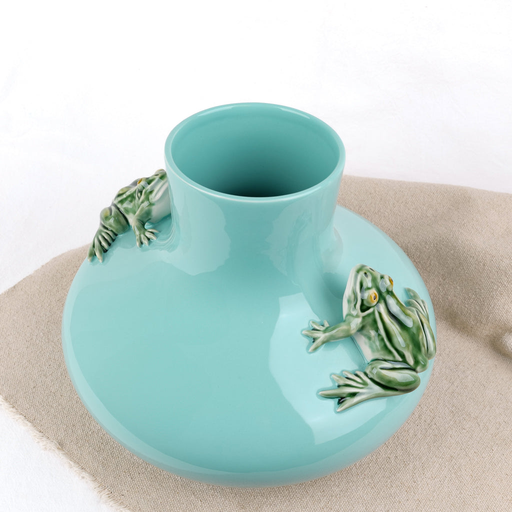 Large vase decorated with two frogs