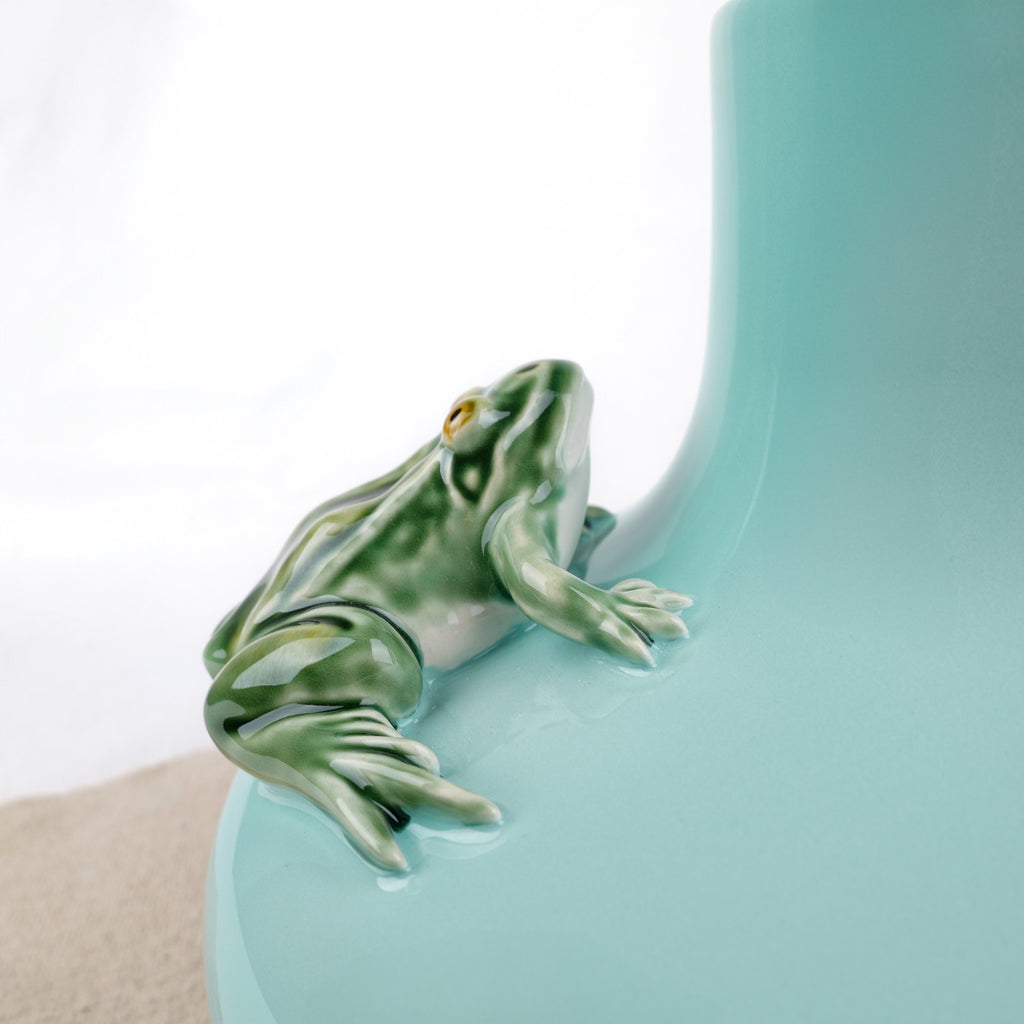 Large vase decorated with two frogs
