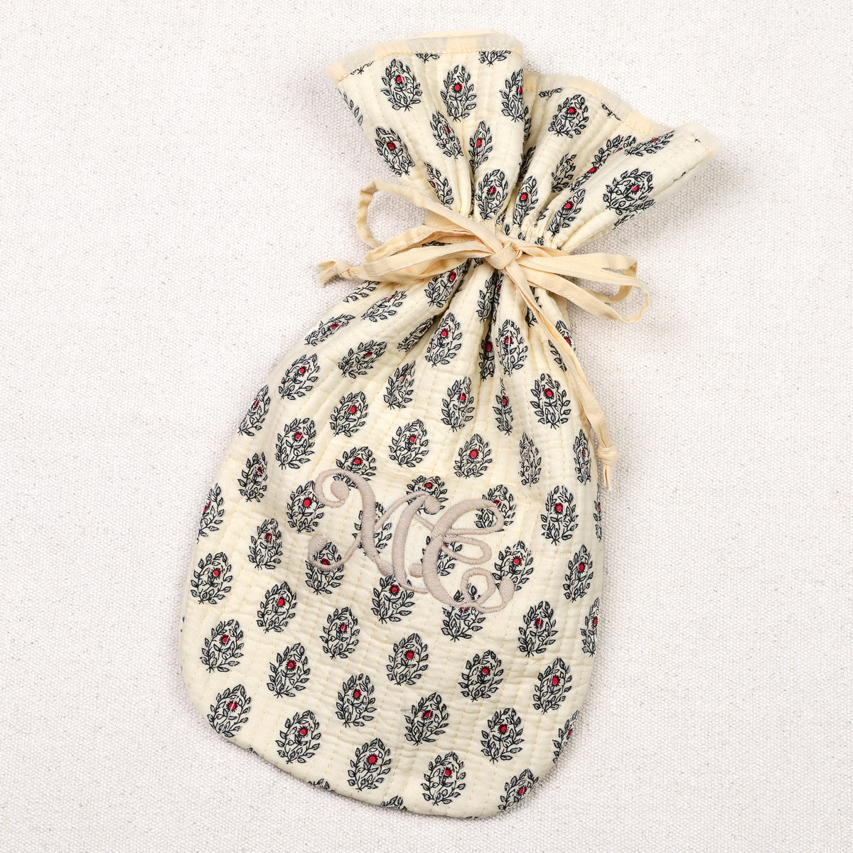 Housse de bouillotte brodée Empereur en coton matelassé aux motifs provençaux, cordon de serrage et monogramme