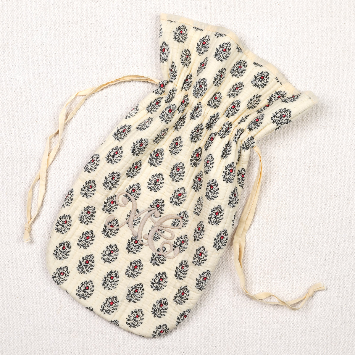Segue Segue, housse de bouillotte en coton matelassé à motifs provençaux, cordon de serrage, 37 cm de hauteur