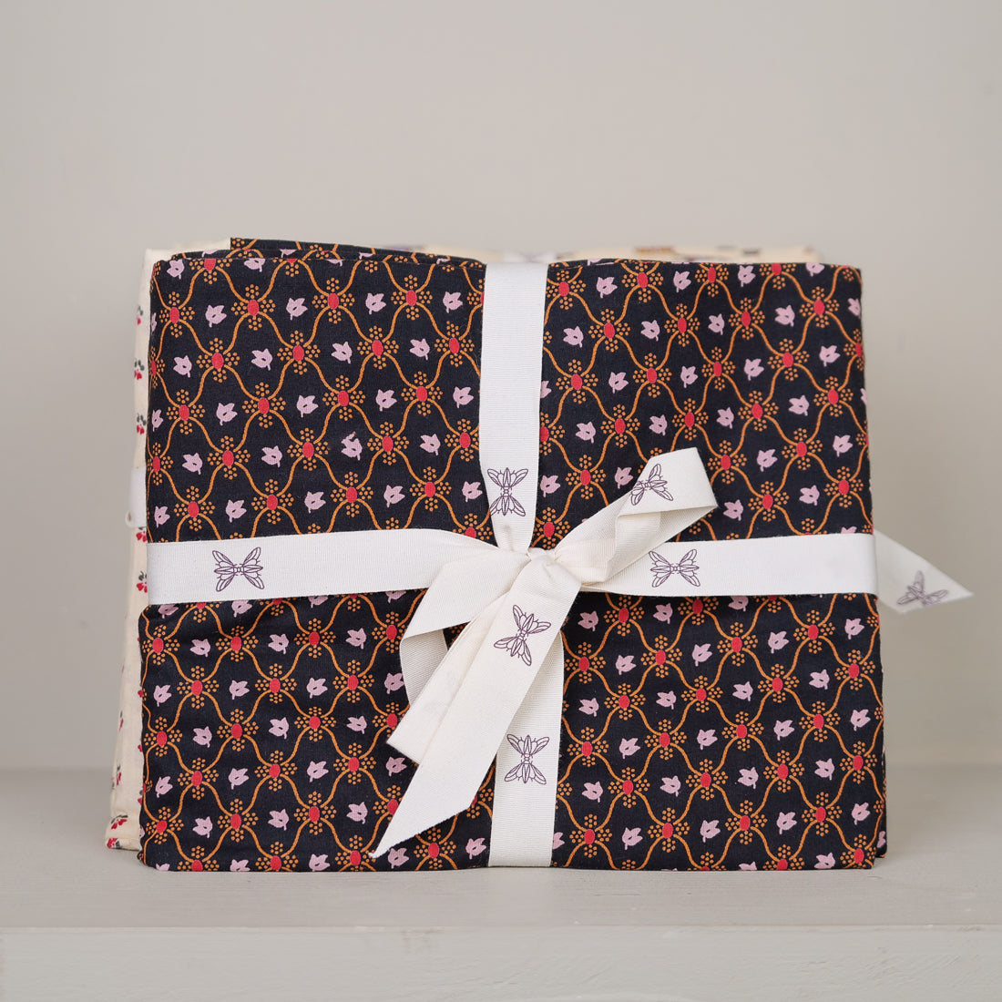 Hand-printed cotton eiderdown cover 85x200 cm, Pico red pattern on navy background, gift wrapped with white ribbon
