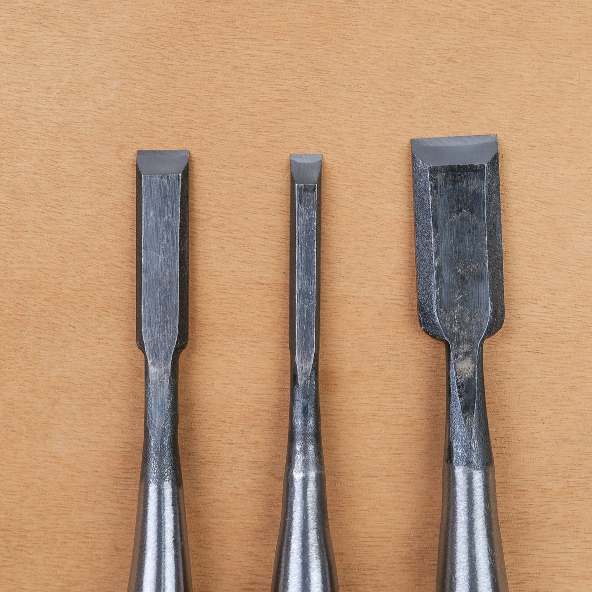 Trois ciseaux à bois Gisuké Takagi japonais, acier carbone 62 HRC, lames de largeurs différentes alignées