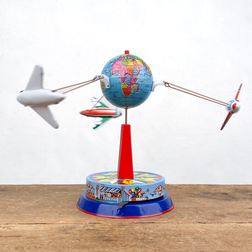 Wind-up aeroplane carousel