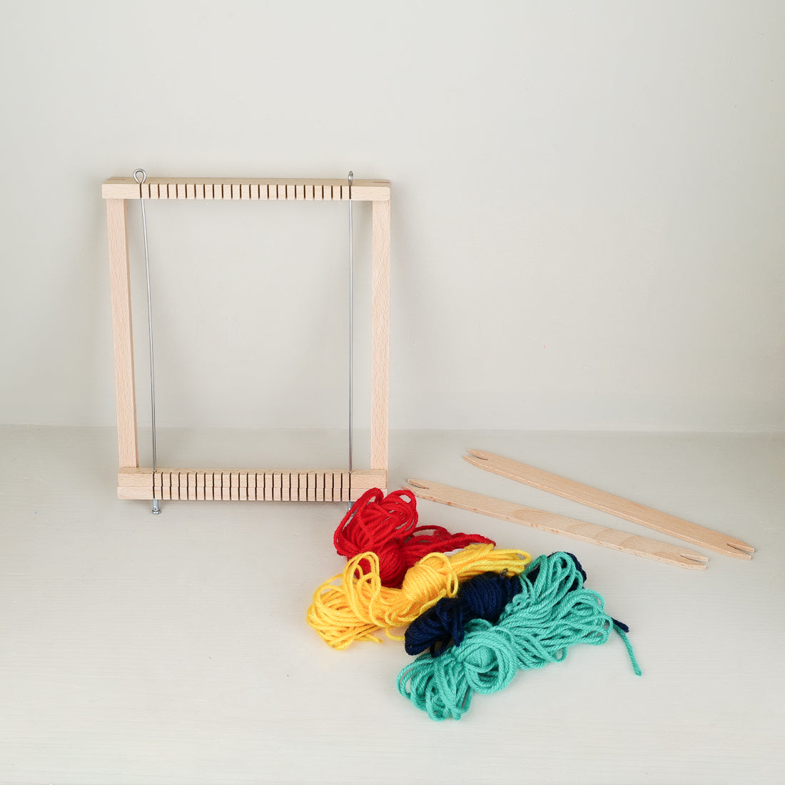 Métier à tisser en bois pour enfants dès 3 ans avec navettes et fils de laine multicolores