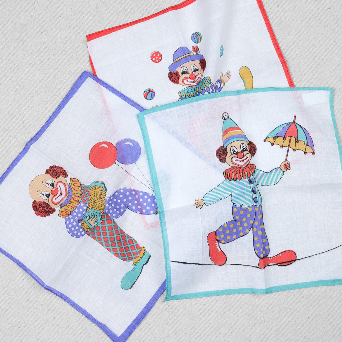 Mouchoirs bébé en coton lavable 25x25 cm aux motifs clowns rieurs et bordures colorées, cadeau de naissance