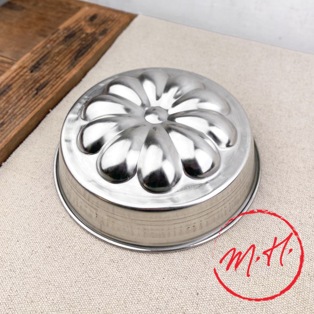 Tin mould with rosette base