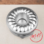 Tinplate springform cake tin with 2 bases