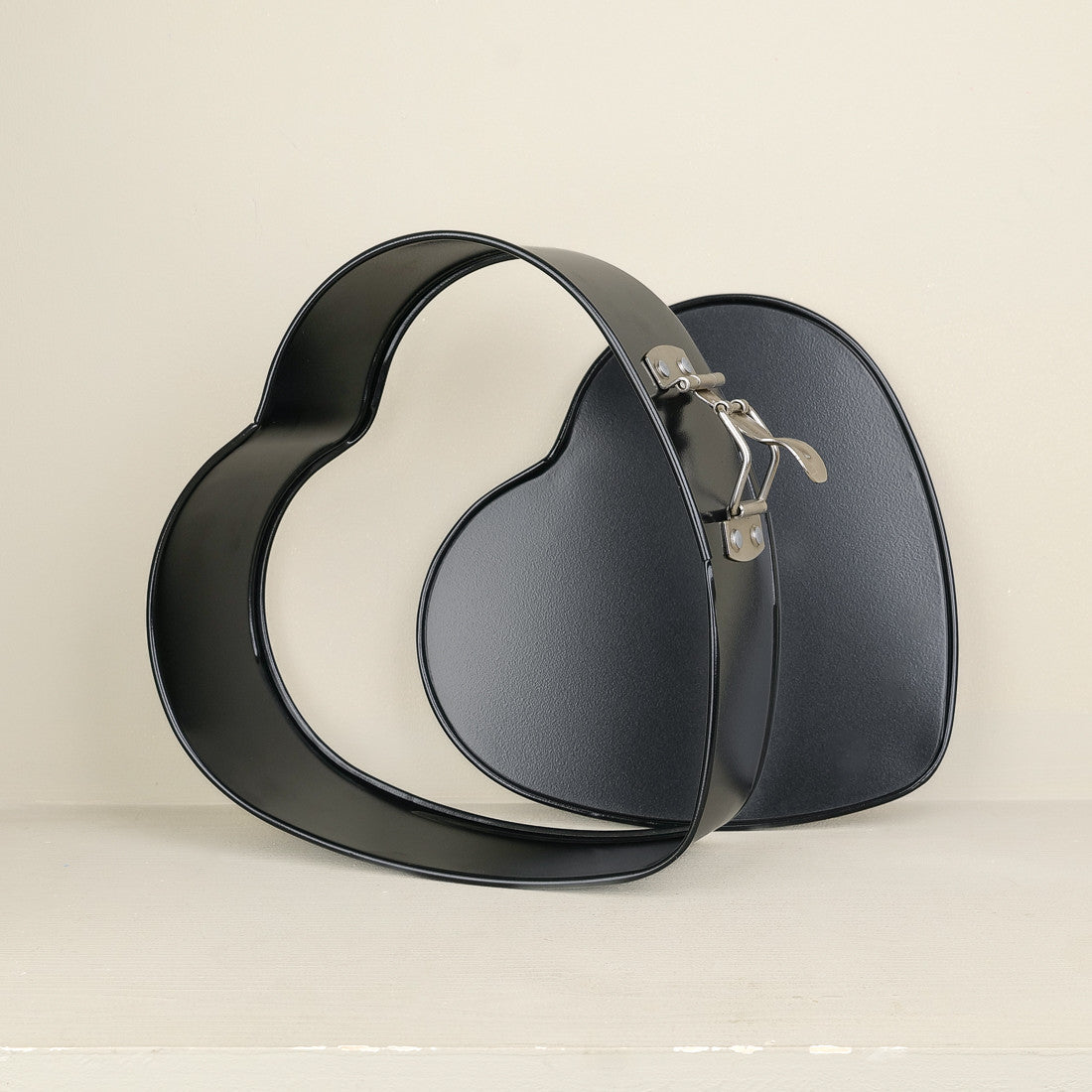 Heart-shaped springform tin