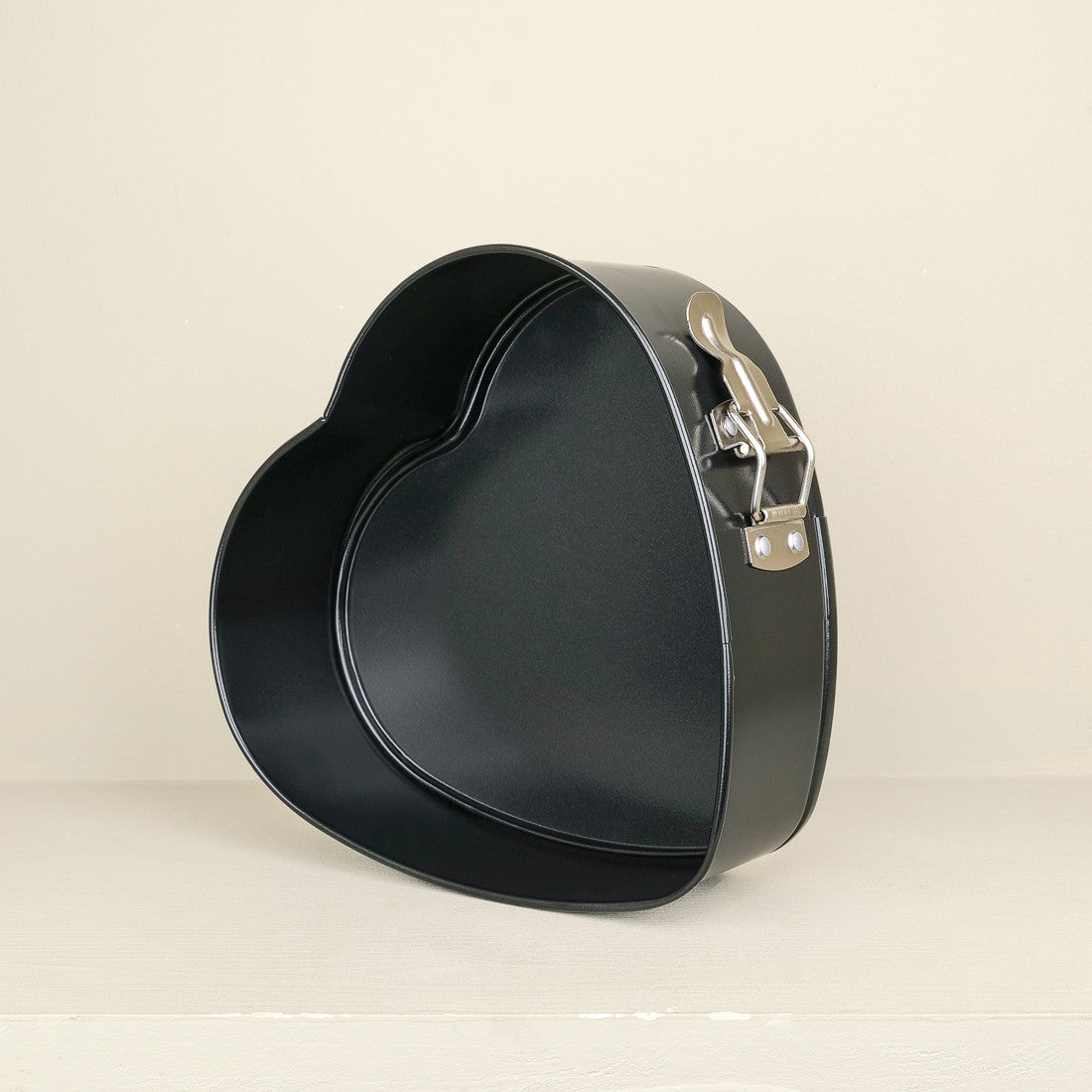 Heart-shaped springform tin
