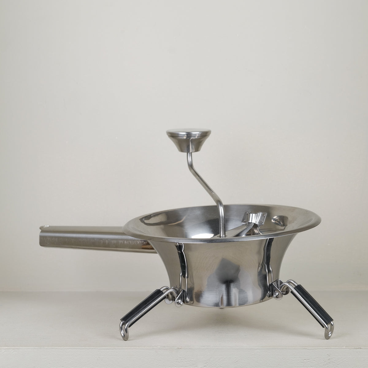 Passe-légumes inox Tellier Gobel et Cie avec trépied et manivelle, idéal pour purées et coulis maison, 20 ou 24 cm