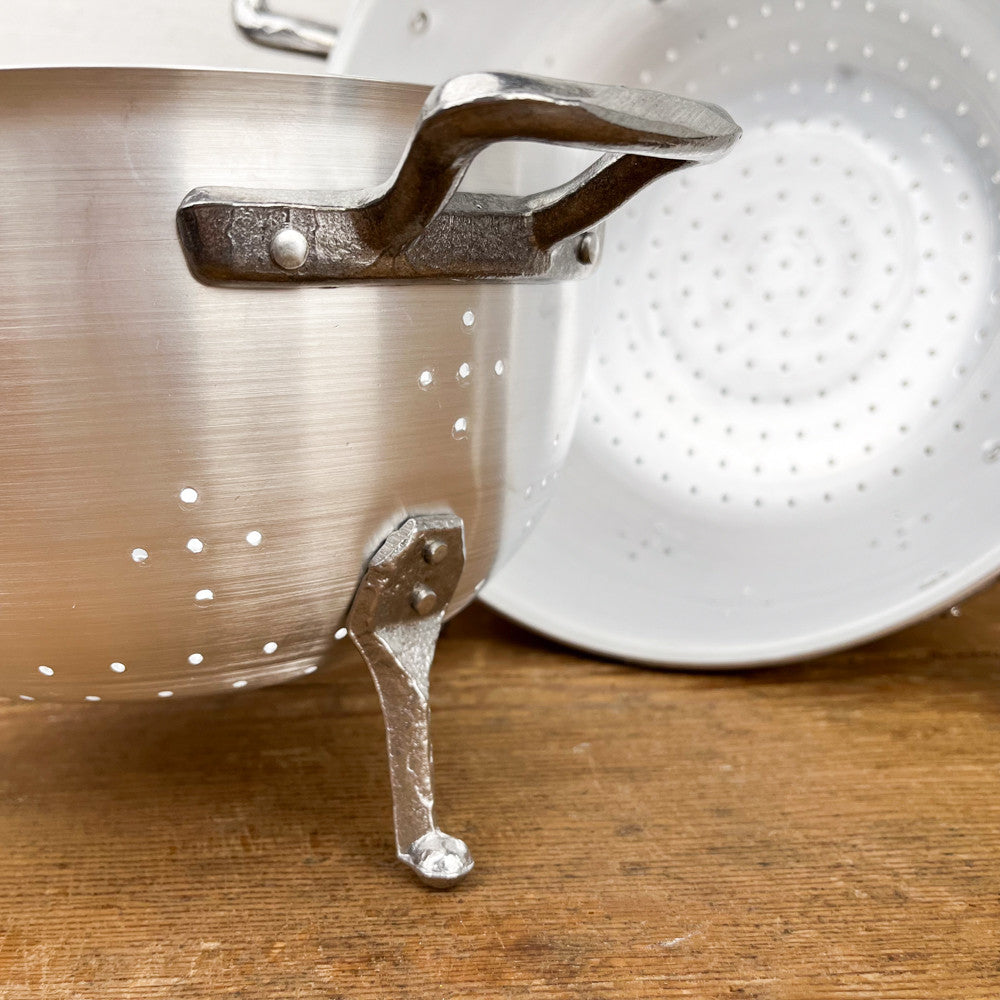 Passoire en aluminium sur pieds