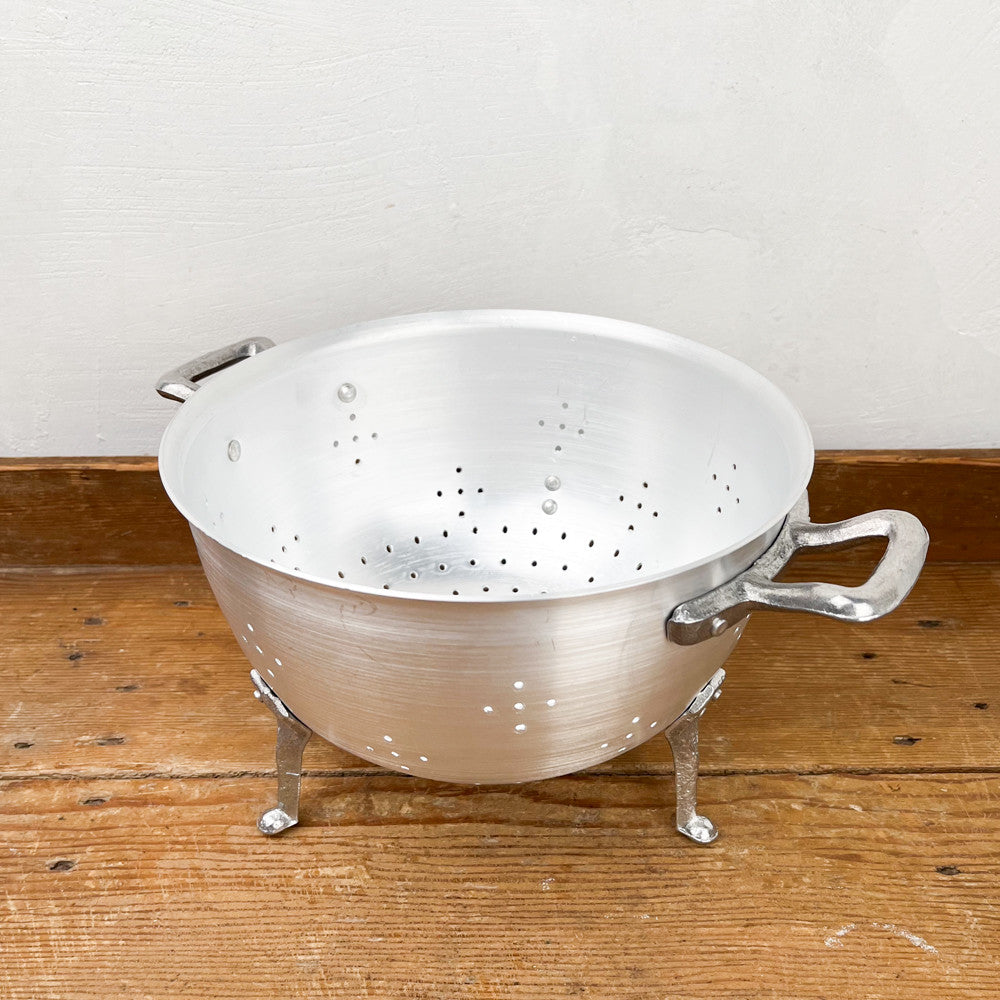 Aluminium colander on feet
