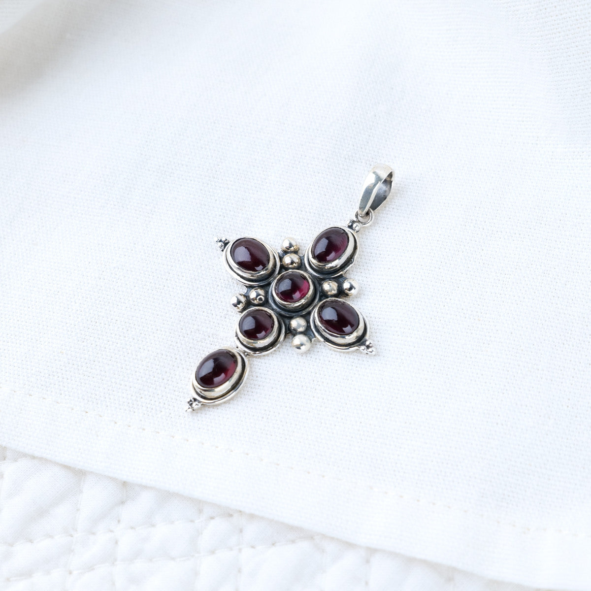 Pendentif croix grenats sur argent