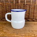 Pichet en émail blanc liseré bleu