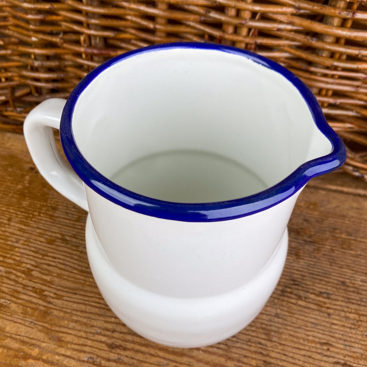 Pichet en émail blanc liseré bleu