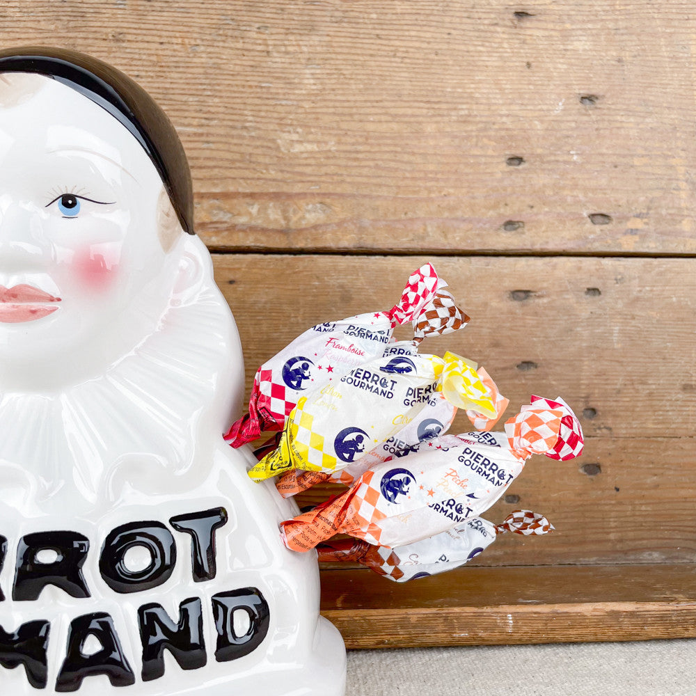 Pierrot Gourmand in ceramic with lollipops
