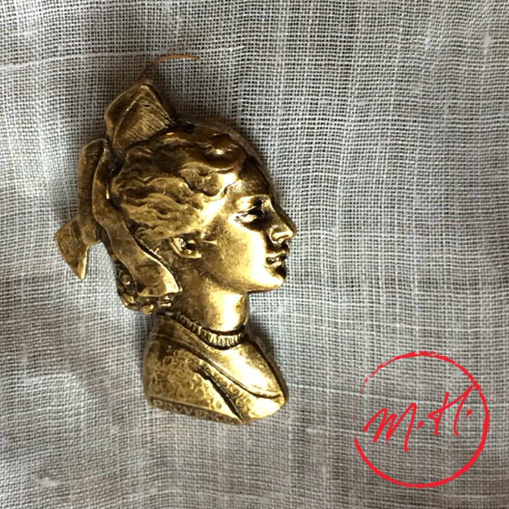 Pins Arlesienne